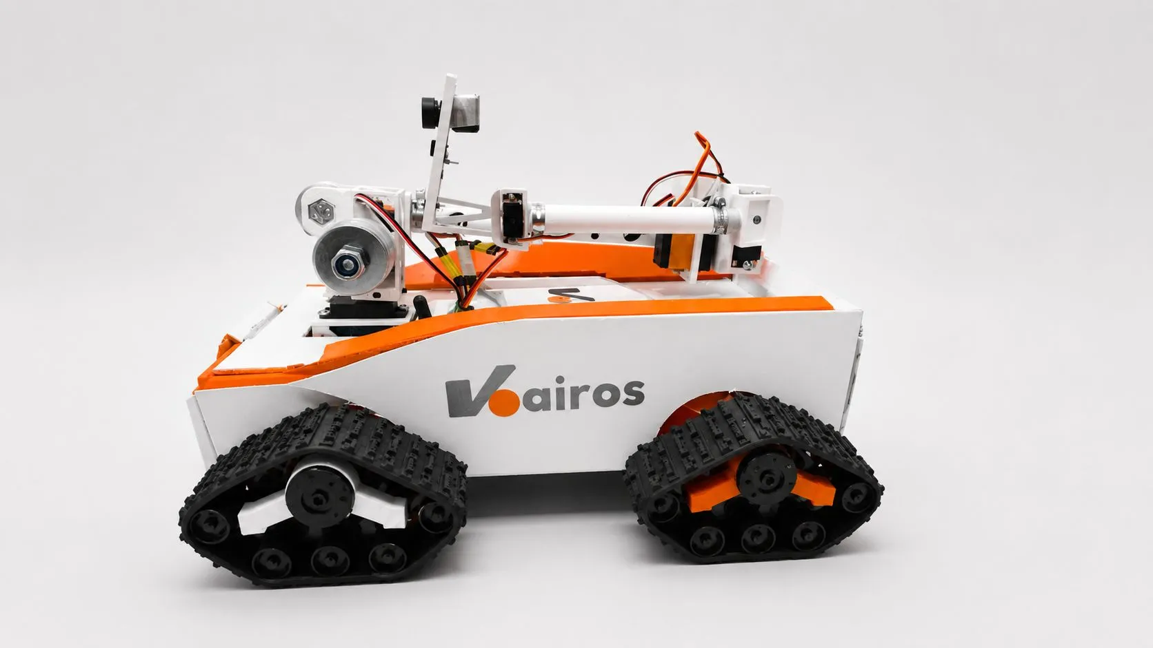 The robot from the side, showing the tracks and the Kairos logo